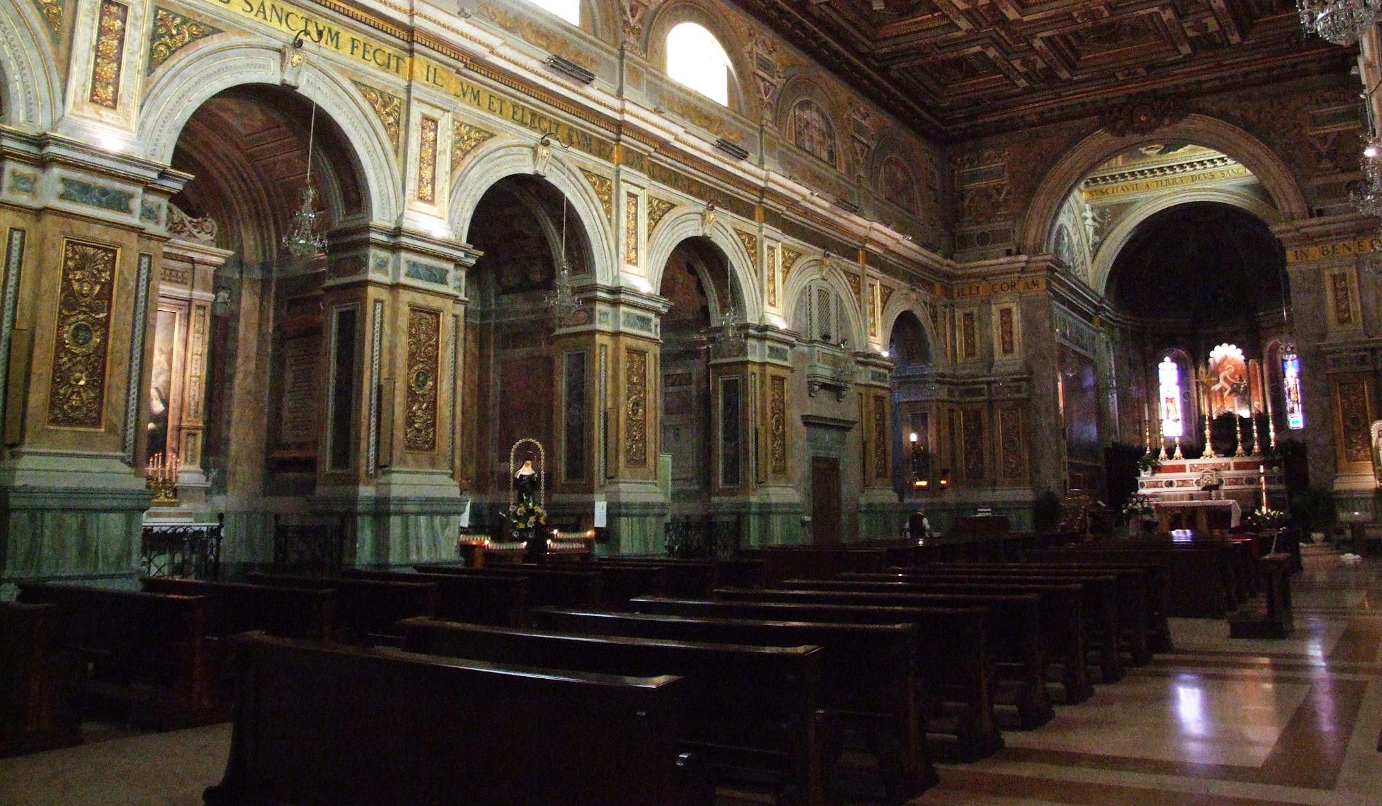 Bari Basilica di San Nicola altare