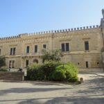Castello Acquaviva di Nardò con il suo imponente stile medievale e le merlature.