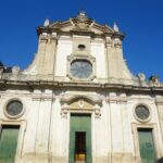 Facciata principale della Cattedrale di Nardò, con elementi architettonici barocchi e romanici.