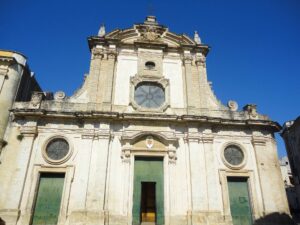 Facciata principale della Cattedrale di Nardò, con elementi architettonici barocchi e romanici.