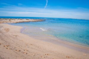Spiaggia di Isola Grande a Porto Cesareo con sabbia chiara e mare cristallino