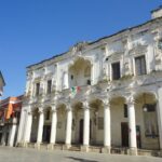 Palazzo dell’Università a Nardò, edificio barocco con portico e colonnato.