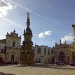 Piazza Salandra a Nardò, con la Guglia dell'Immacolata e palazzi barocchi.