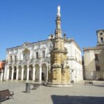 Piazza Salandra a Nardò, con la Guglia dell'Immacolata e palazzi barocchi.