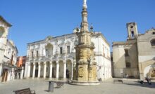 Piazza Salandra a Nardò, con la Guglia dell'Immacolata e palazzi barocchi.