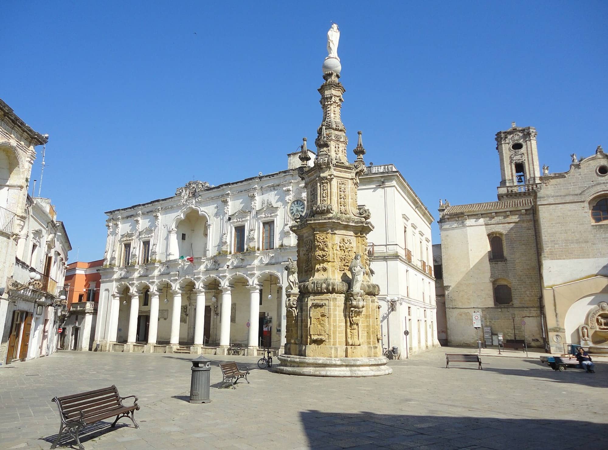 Piazza Salandra a Nardò, con la Guglia dell'Immacolata e palazzi barocchi.