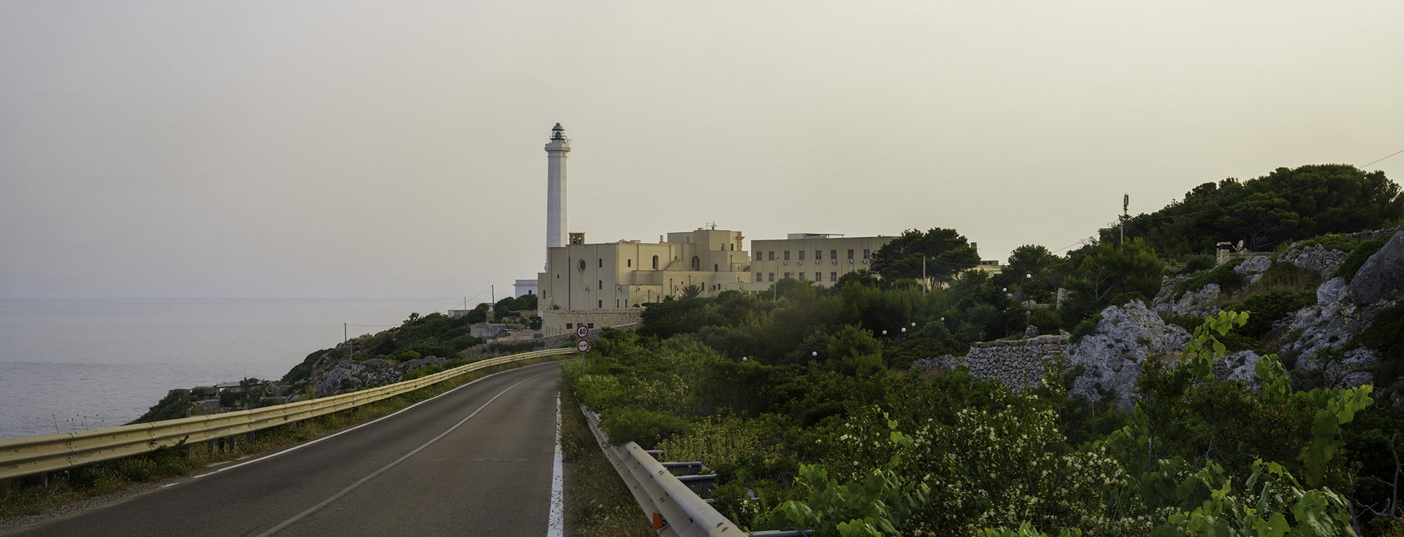 costa con vista del faro di santa maria di leuca