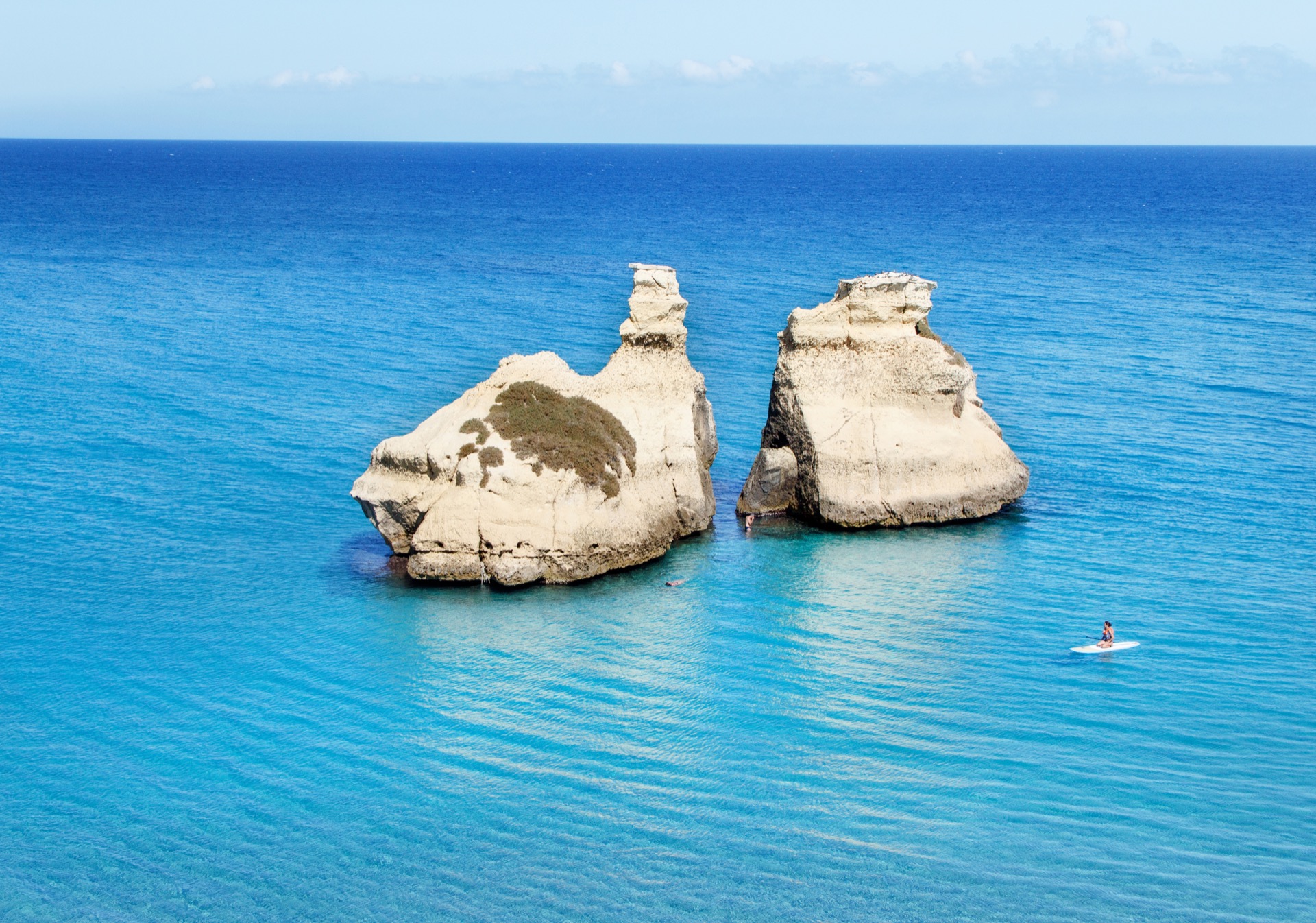 Le Due Sorelle si accatastano davanti alla riva di Torre dell'Orso. Provincia di Lecce, Salento, Puglia, Italia.