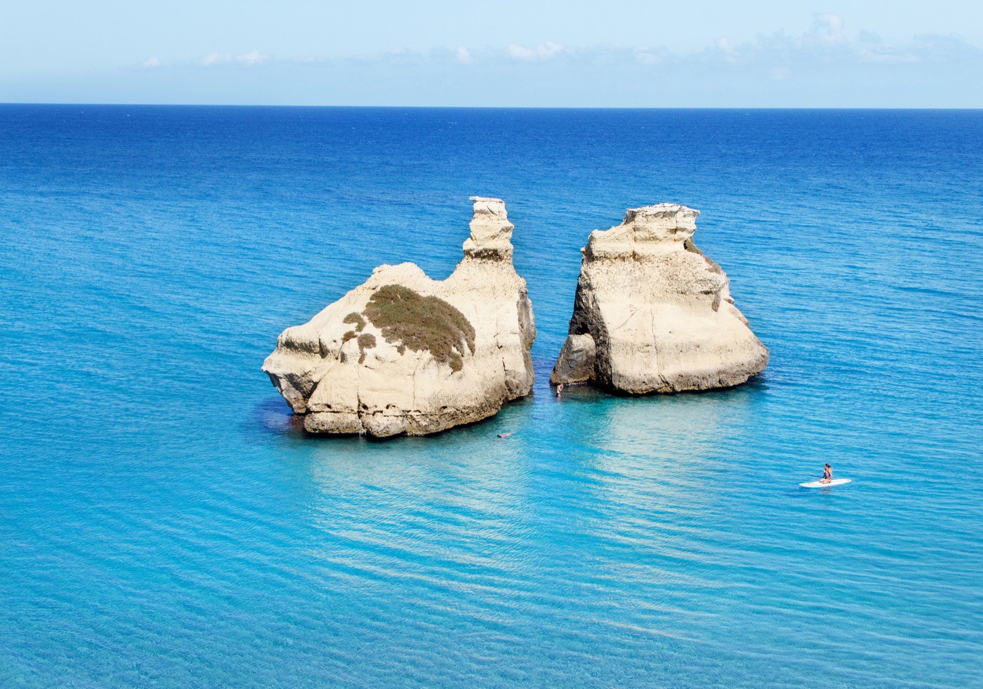 Le Due Sorelle si accatastano davanti alla riva di Torre dell'Orso. Provincia di Lecce, Salento, Puglia, Italia.