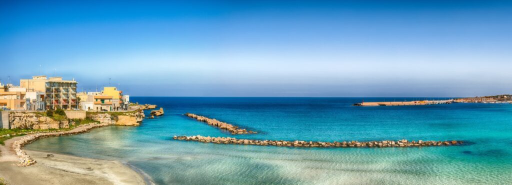 panoramica del mare cristallino di otranto nel salento