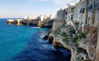 Polignano a mare, scopri la cittadina sulla scogliera che domina la costa.