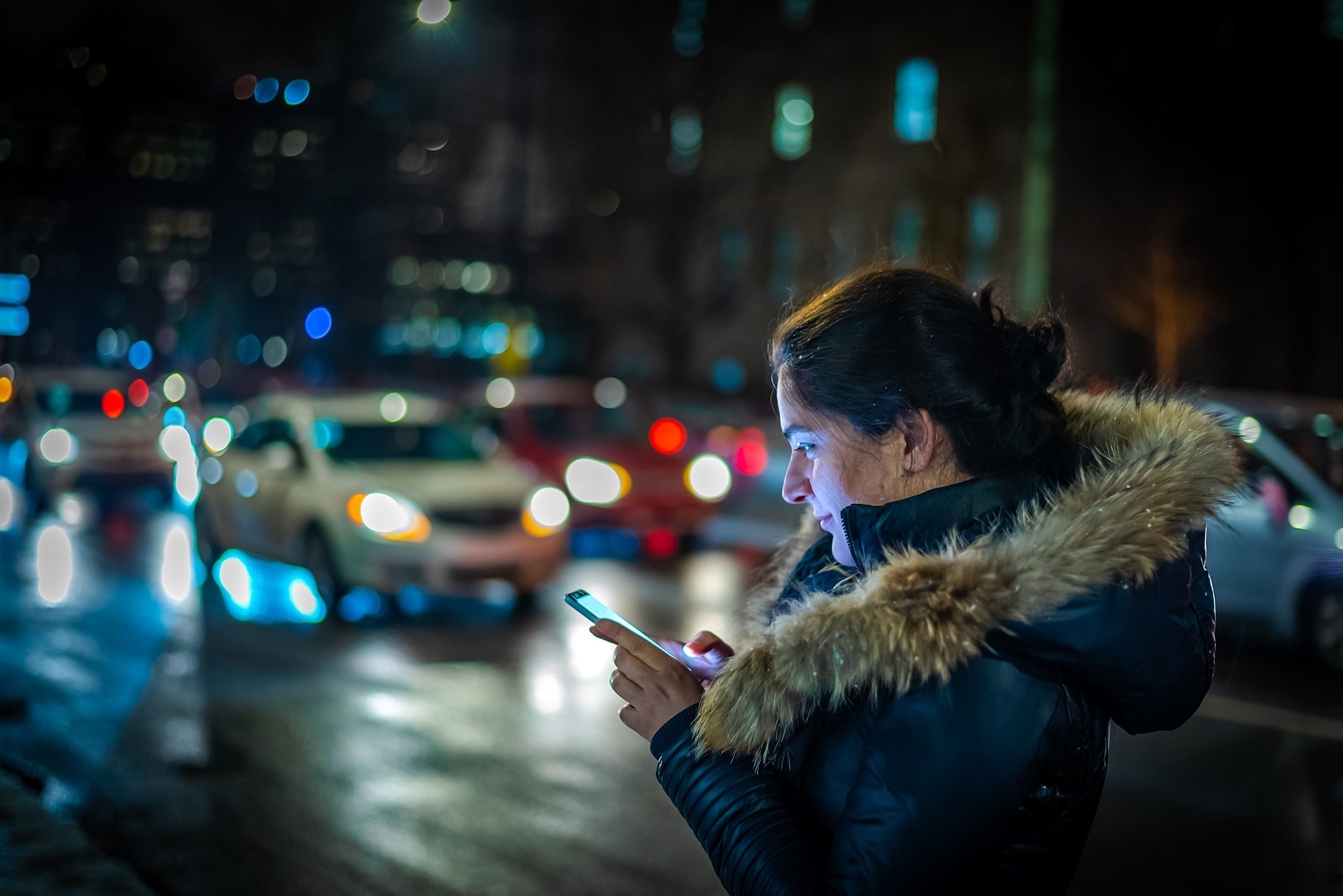 ragazza che chiama uber dal cellulare