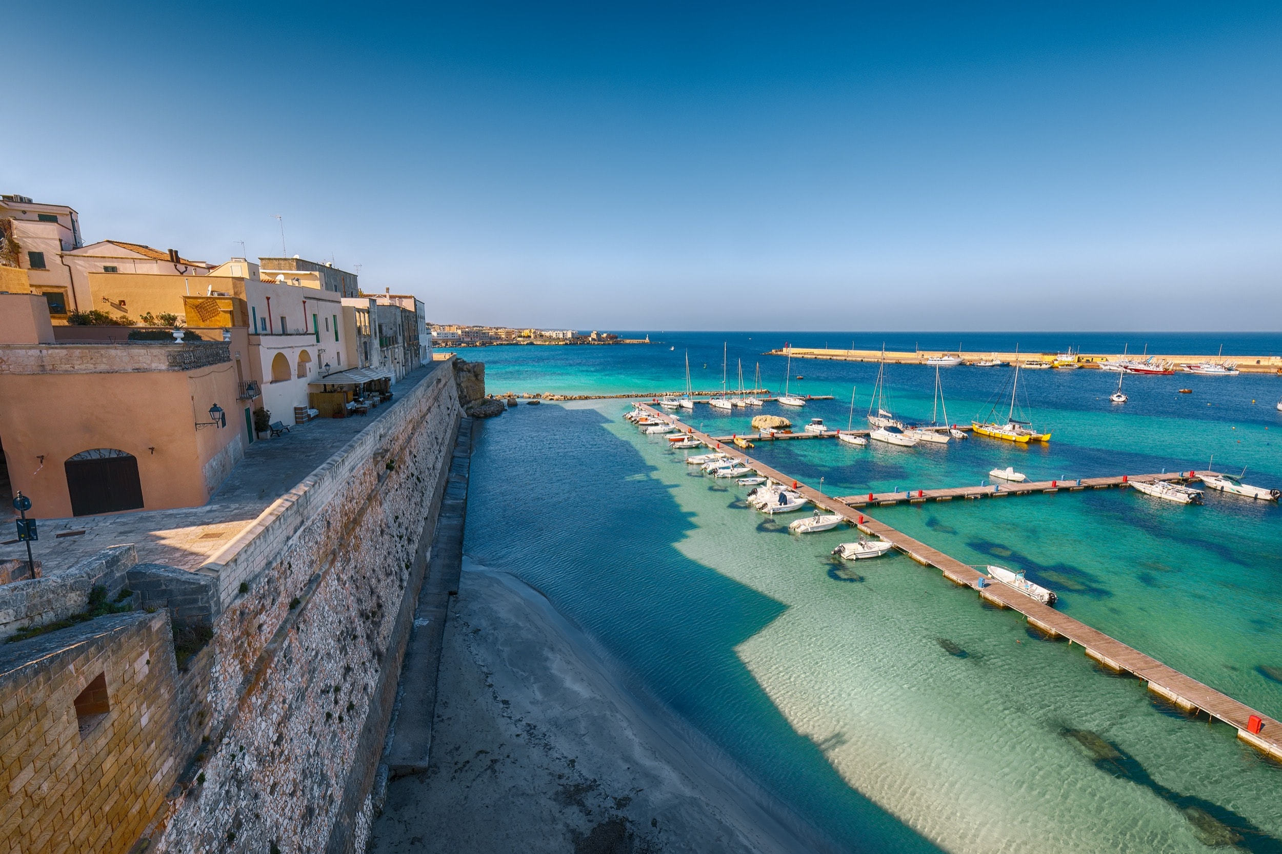 vista adriatica del porto con le barche ad otranto