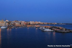 vista serale del porto con barche pescatori Gallipoli